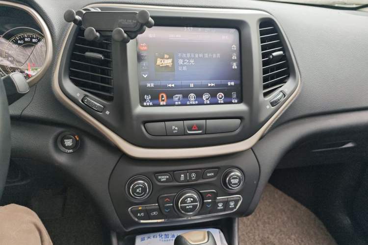 Used Jeep Cherokee 2017 2.0L Superior Edition Audio And AC Panel