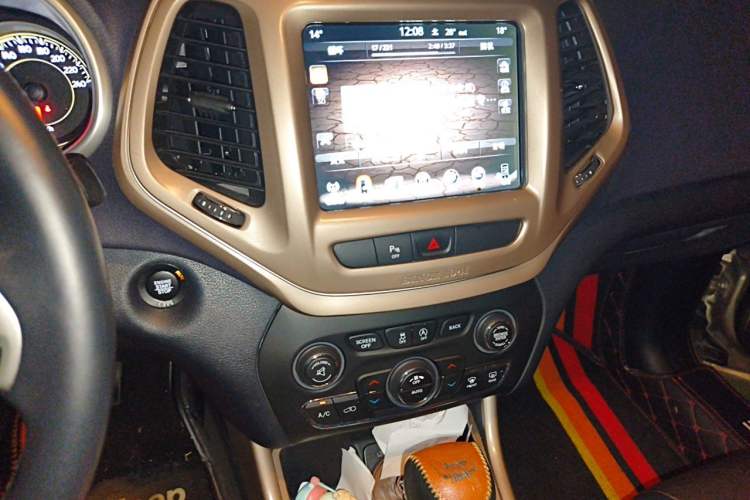 Used Jeep Cherokee 2017 2.0L Superior Edition Audio And AC Panel
