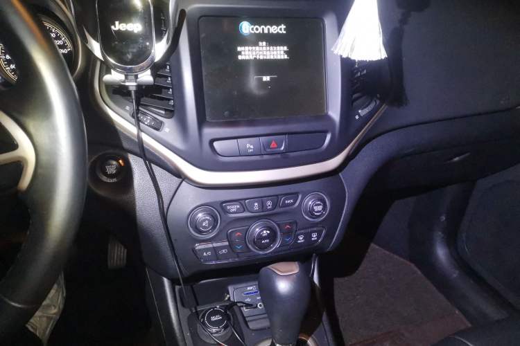 Used Jeep Cherokee 2017 2.4L Professional Smart Edition Audio And AC Panel