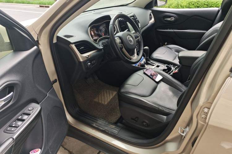 Used Jeep Cherokee 2017 2.0L Superior Edition Driver Seat