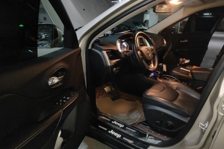 Used Jeep Cherokee 2017 2.0L Superior Edition Driver Seat