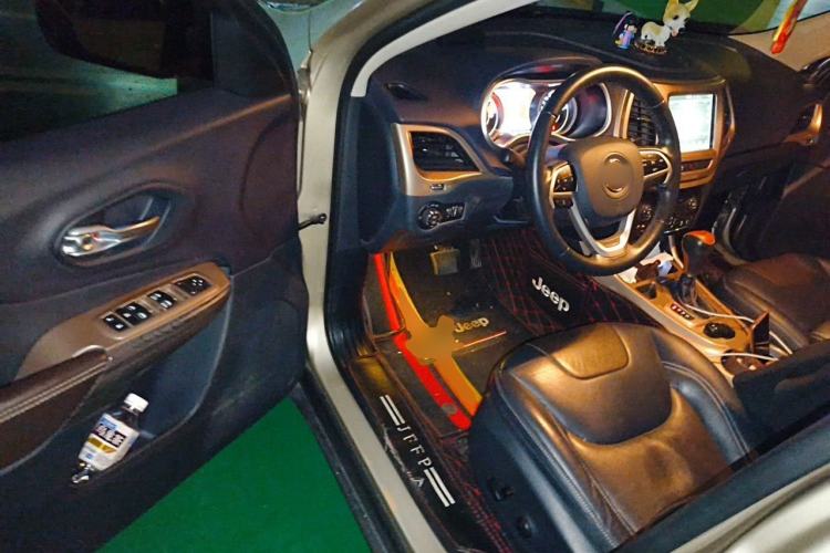 Used Jeep Cherokee 2017 2.0L Superior Edition Driver Seat
