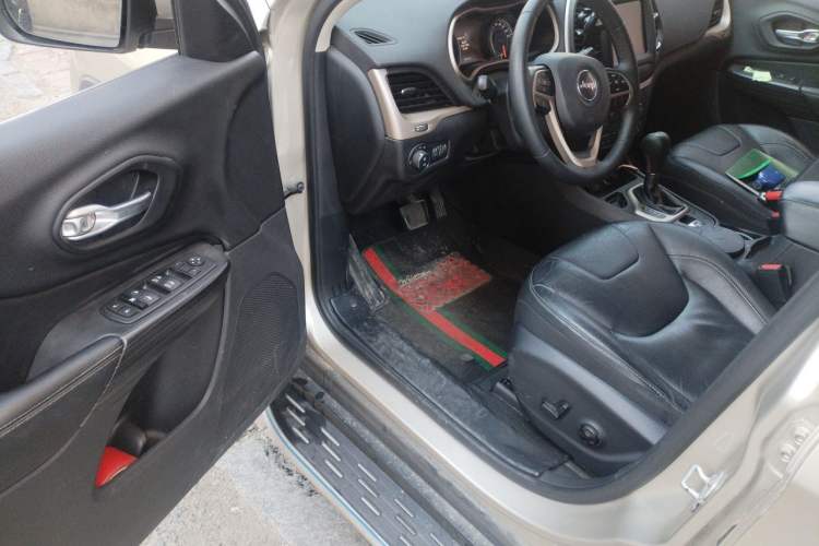 Used Jeep Cherokee 2017 2.0L Superior Edition Driver Seat