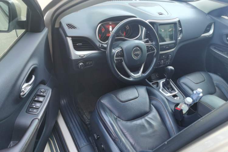 Used Jeep Cherokee 2017 2.4L Leading Smart Edition Driver Seat