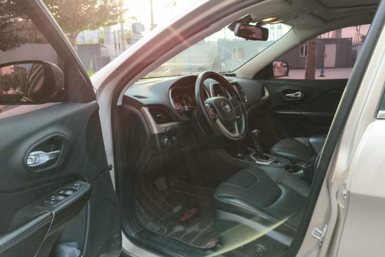 Used Jeep Cherokee 2017 2.4L Professional Smart Edition Driver Seat