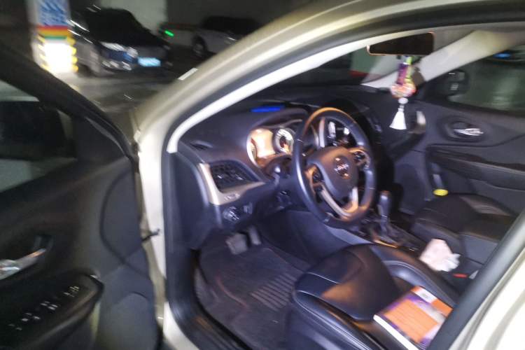 Used Jeep Cherokee 2017 2.4L Professional Smart Edition Driver Seat