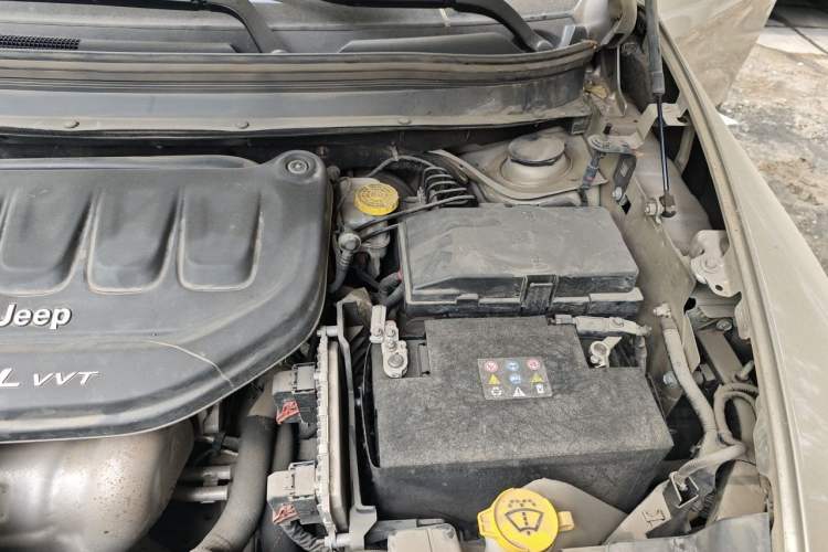 Used Jeep Cherokee 2017 2.0L Superior Edition Engine Bay Left