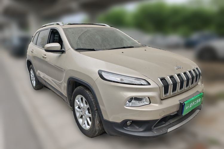 Used Jeep Cherokee 2017 2.0L Superior Edition Front Right 45 Deg