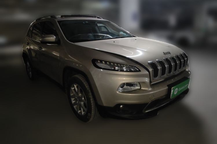 Used Jeep Cherokee 2017 2.0L Superior Edition Front Right 45 Deg