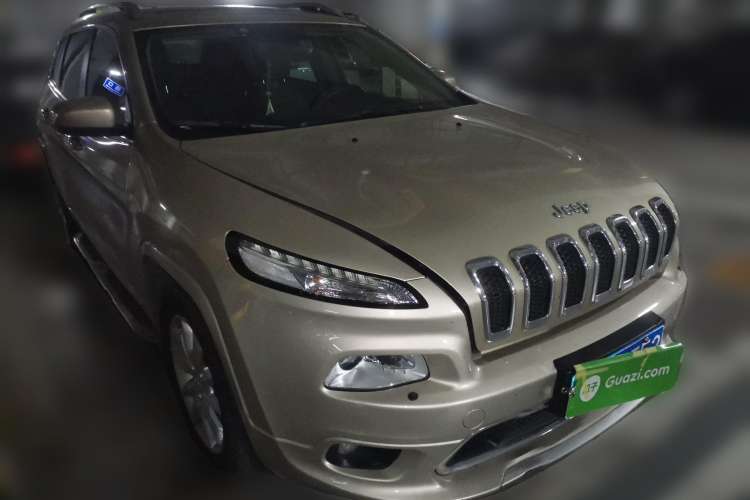 Used Jeep Cherokee 2017 2.4L Professional Smart Edition Front Right 45 Deg