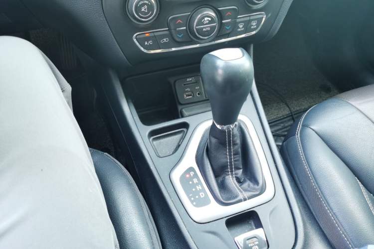 Used Jeep Cherokee 2017 2.4L Leading Smart Edition Gear Lever