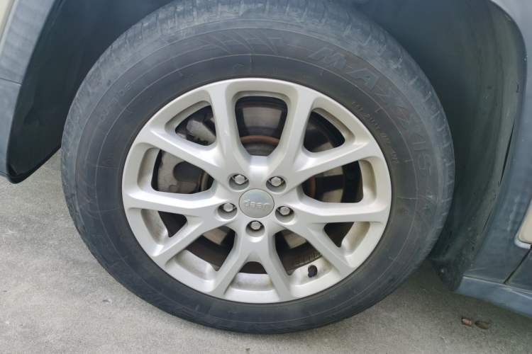 Used Jeep Cherokee 2017 2.4L Leading Smart Edition Left Front Wheel Hub