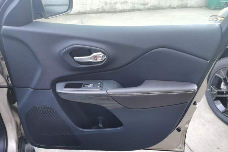 Used Jeep Cherokee 2017 2.4L Leading Smart Edition Right Front Door Interior