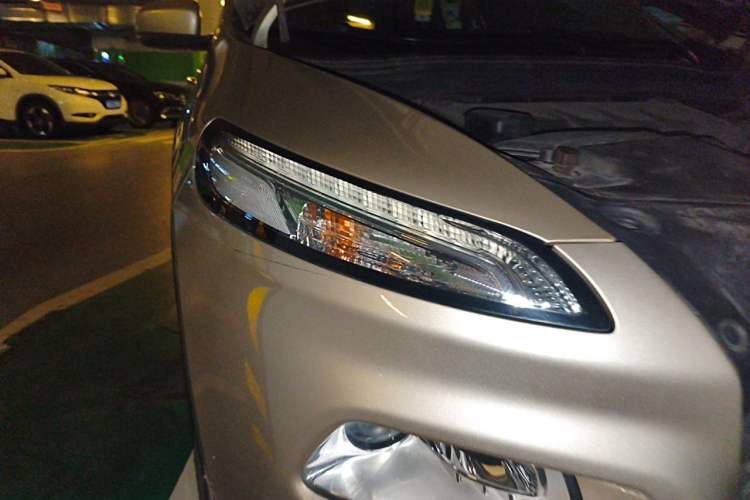 Used Jeep Cherokee 2017 2.0L Superior Edition Right Front Headlight