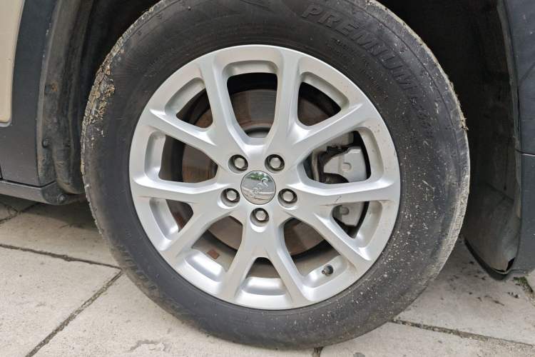 Used Jeep Cherokee 2017 2.0L Superior Edition Right Front Wheel Hub