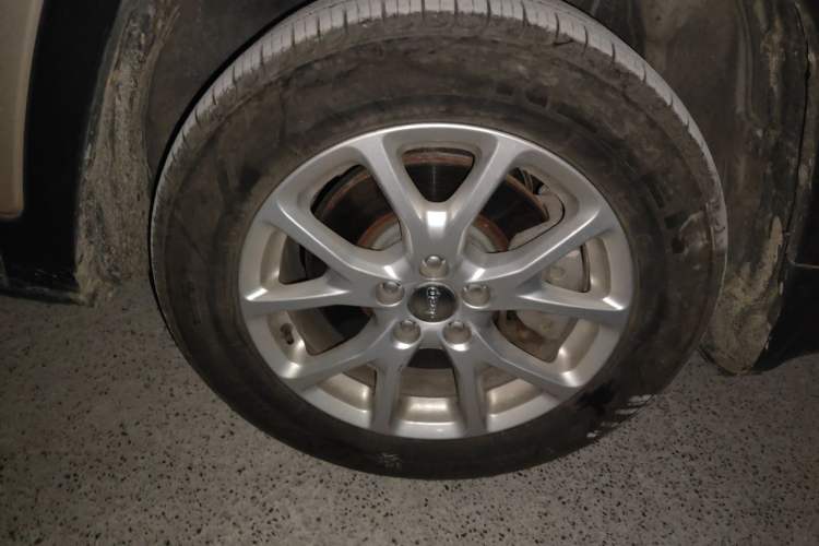 Used Jeep Cherokee 2017 2.0L Superior Edition Right Front Wheel Hub