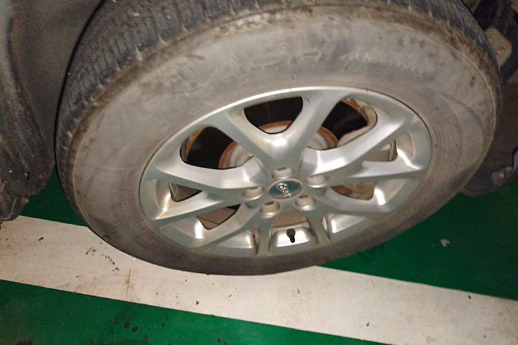 Used Jeep Cherokee 2017 2.0L Superior Edition Right Front Wheel Hub
