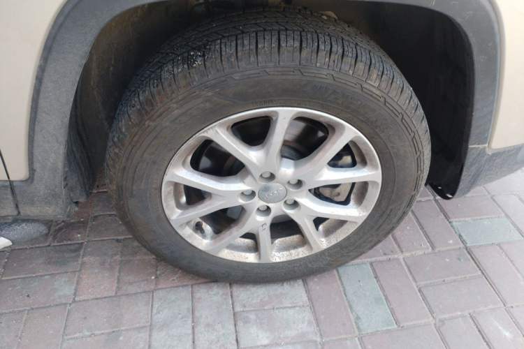 Used Jeep Cherokee 2017 2.0L Superior Edition Right Front Wheel Hub