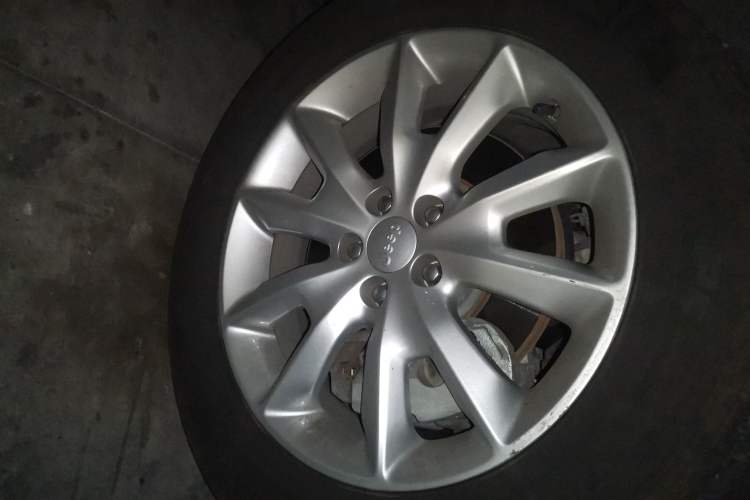 Used Jeep Cherokee 2017 2.4L Professional Smart Edition Right Front Wheel Hub