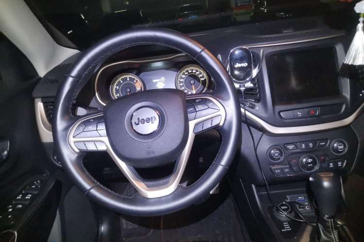 Used Jeep Cherokee 2017 2.4L Professional Smart Edition Steering Wheel