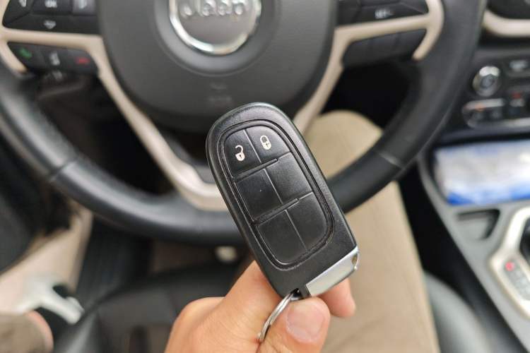 Used Jeep Cherokee 2017 2.0L Superior Edition Vehicle Key