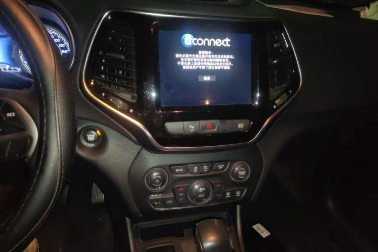 Used Jeep Cherokee 2019 2.0T Two-Wheel Drive Smart Enjoyment Version China VI Audio And AC Panel