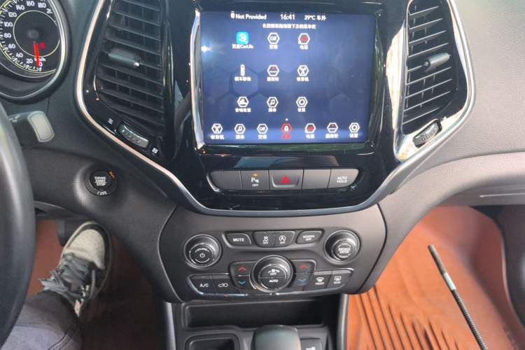 Used Jeep Cherokee 2019 2.0T Two-Wheel Drive Smart Enjoyment Version China VI Audio And AC Panel