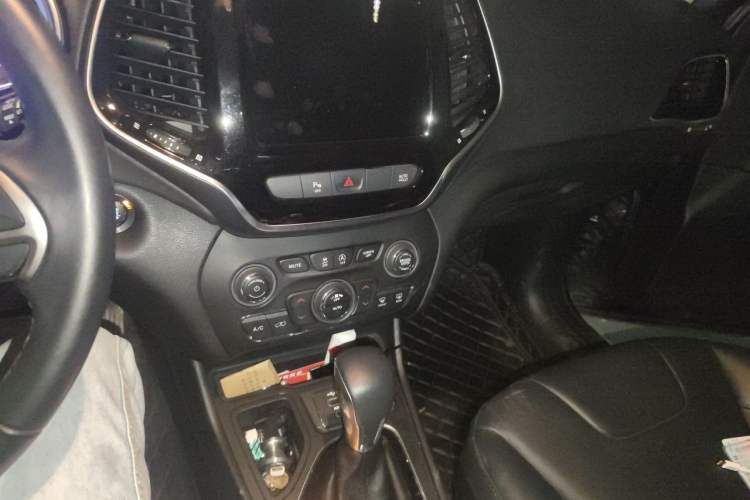 Used Jeep Cherokee 2019 2.0T Two-Wheel Drive Smart Enjoyment Version China VI Audio And AC Panel