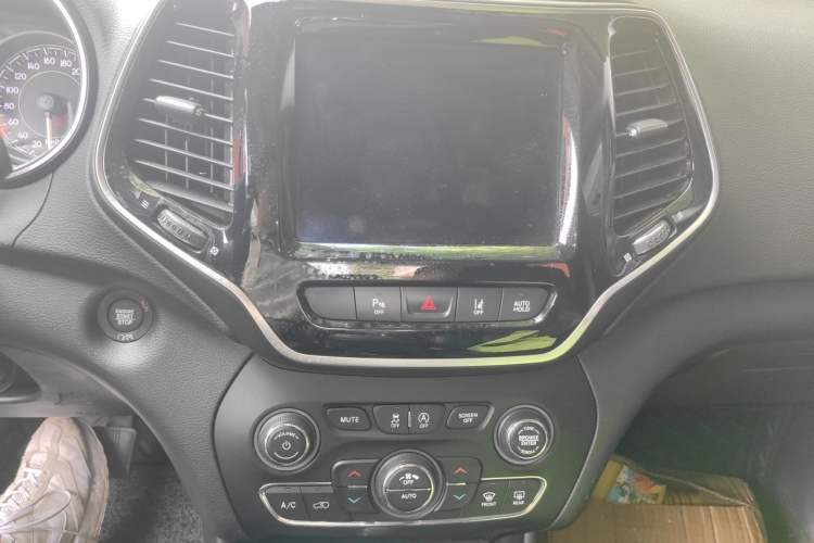 Used Jeep Cherokee 2019 2.0T Four-Wheel Drive Explorer Edition + Autonomous Driving Smart Package China VI Audio And AC Panel