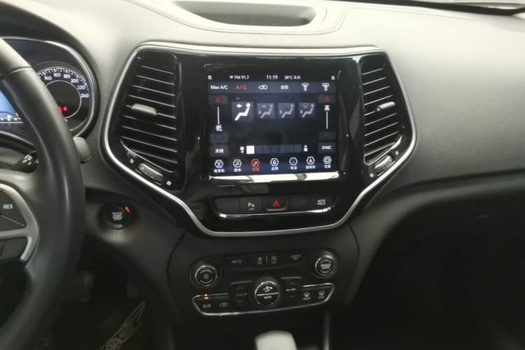 Used Jeep Cherokee 2019 2.0T Two-Wheel Drive Smart Enjoyment Version China V Audio And AC Panel