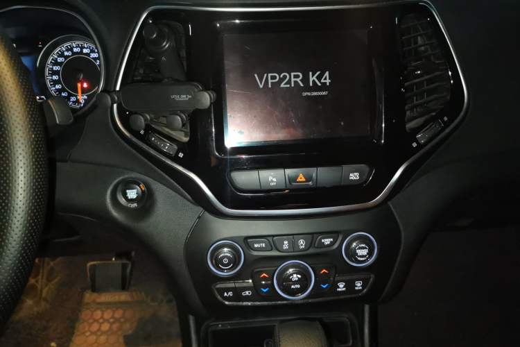 Used Jeep Cherokee 2019 2.0T Two-Wheel Drive Smart Enjoyment Version China VI Audio And AC Panel