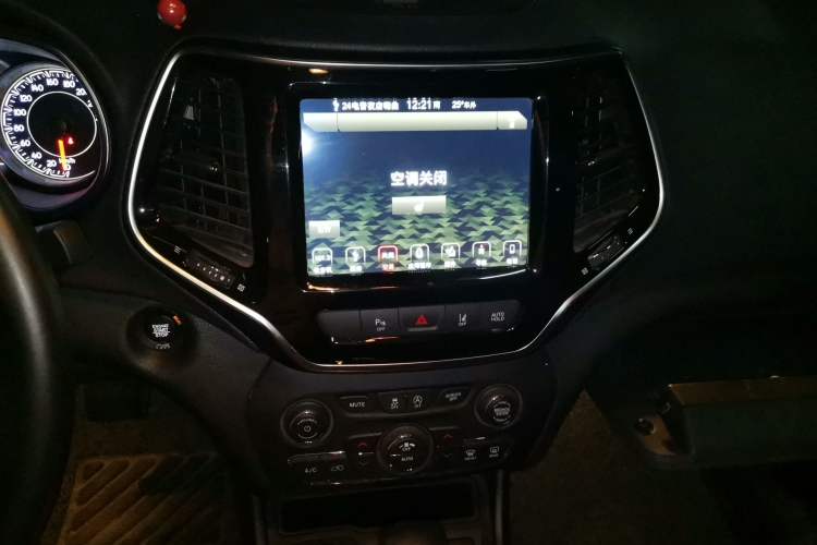 Used Jeep Cherokee 2019 2.0T Four-Wheel Drive Explorer Edition China V Audio And AC Panel