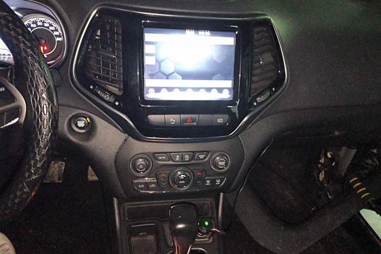 Used Jeep Cherokee 2019 2.0T Two-Wheel Drive Smart Enjoyment Version China VI Audio And AC Panel