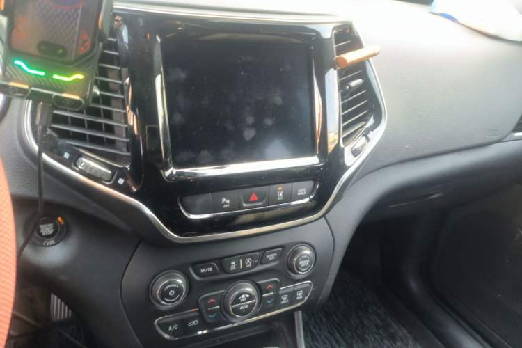 Used Jeep Cherokee 2019 2.0T Four-Wheel Drive Explorer Edition + Autonomous Driving Smart Package China VI Audio And AC Panel