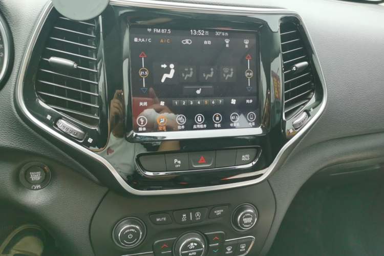 Used Jeep Cherokee 2019 2.0T 2WD Enjoyment Edition China V Audio And AC Panel