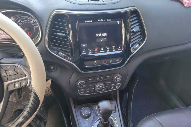 Used Jeep Cherokee 2019 2.0T Four-Wheel Drive Exploration Edition + Autonomous Driving Smart Package China V Audio And AC Panel