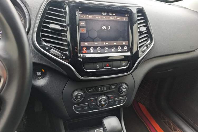 Used Jeep Cherokee 2019 2.0T Two-Wheel Drive Smart Enjoyment Version China V Audio And AC Panel