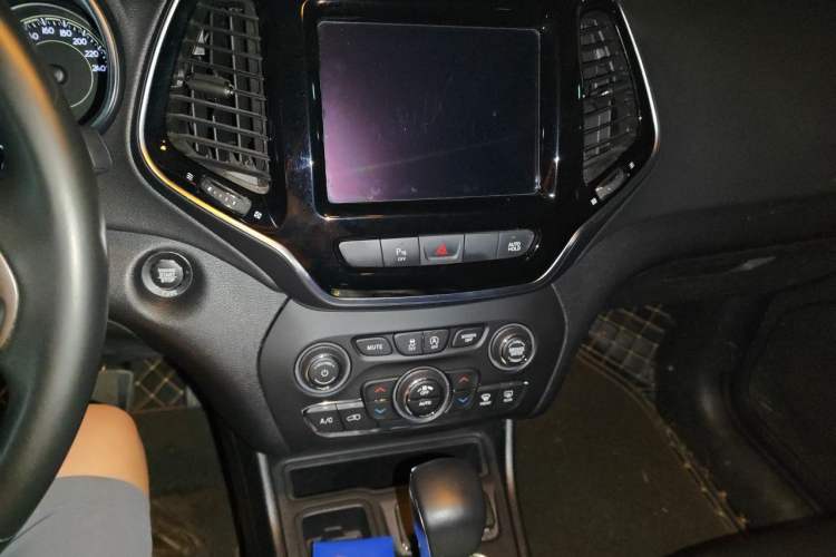 Used Jeep Cherokee 2019 2.0T Two-Wheel Drive Smart Enjoyment Version China VI Audio And AC Panel
