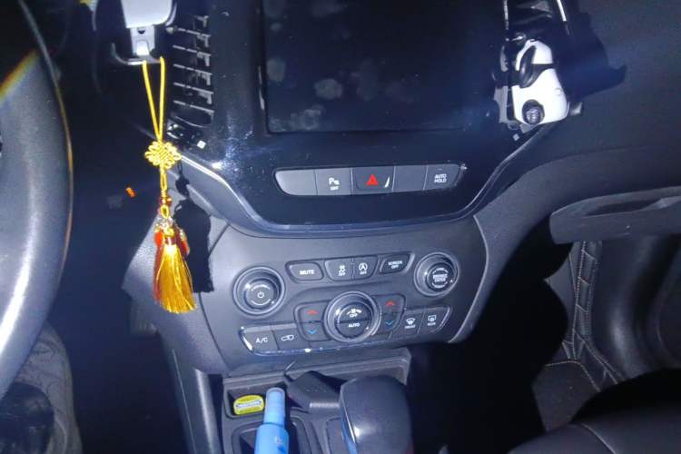 Used Jeep Cherokee 2019 2.0L Two-Wheel Drive Premium Edition China V Emission Standard Audio And AC Panel