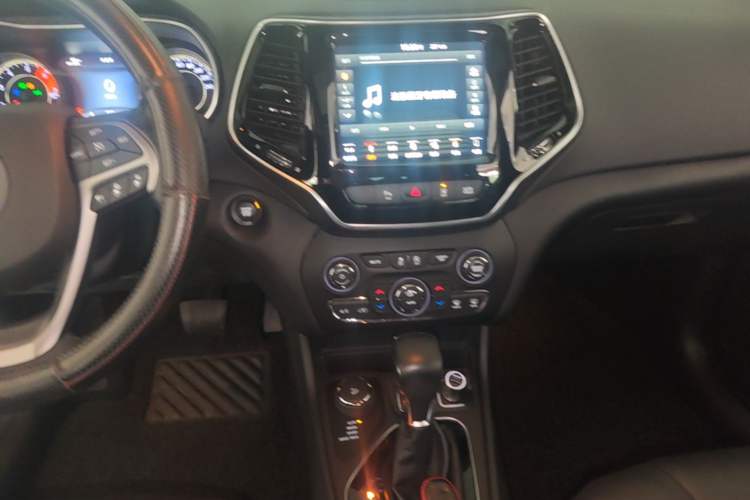 Used Jeep Cherokee 2019 2.0T Four-Wheel Drive Explorer Edition China V Audio And AC Panel