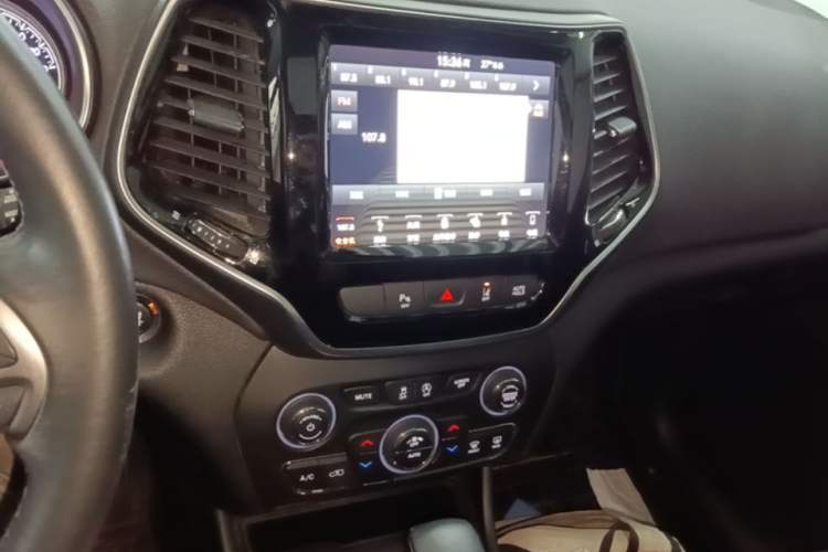 Used Jeep Cherokee 2019 2.0T Four-Wheel Drive Explorer Edition China V Audio And AC Panel