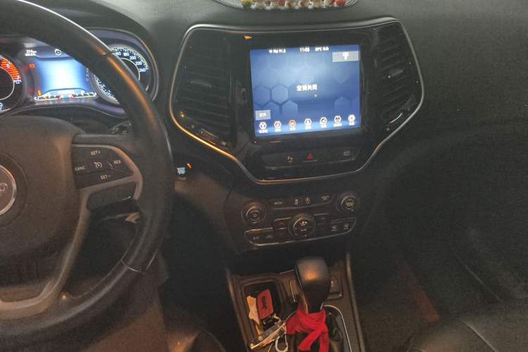 Used Jeep Cherokee 2019 2.0T Two-Wheel Drive Smart Enjoyment Version China V Audio And AC Panel