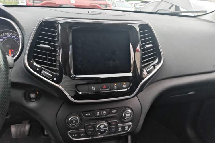 Used Jeep Cherokee 2019 2.0T Four-Wheel Drive Explorer Edition China VI Emission Standard Audio And AC Panel