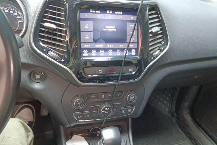 Used Jeep Cherokee 2019 2.0T Two-Wheel Drive Smart Enjoyment Version China VI Audio And AC Panel