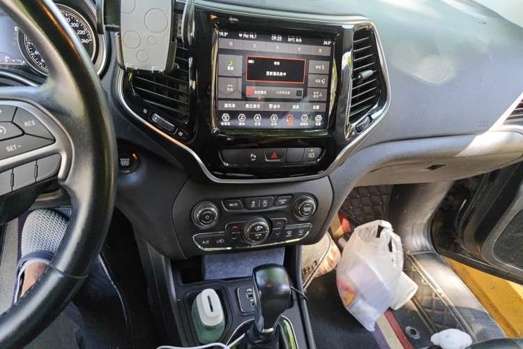 Used Jeep Cherokee 2019 2.0T Two-Wheel Drive Smart Enjoyment Version China VI Audio And AC Panel