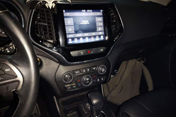 Used Jeep Cherokee 2019 2.0T Two-Wheel Drive Smart Enjoyment Version China VI Audio And AC Panel