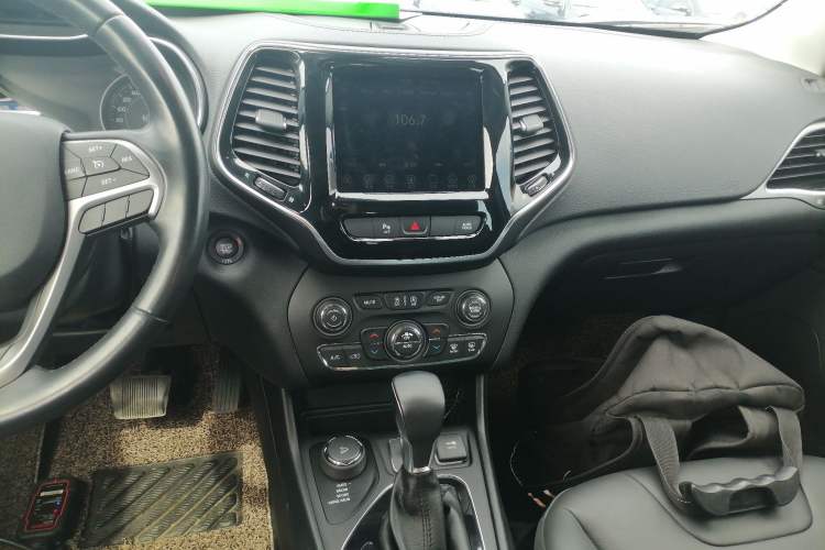 Used Jeep Cherokee 2019 2.0T Four-Wheel Drive Exclusive Edition China V Audio And AC Panel