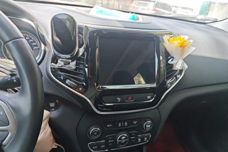 Used Jeep Cherokee 2019 2.0T Two-Wheel Drive Smart Enjoyment Version China VI Audio And AC Panel