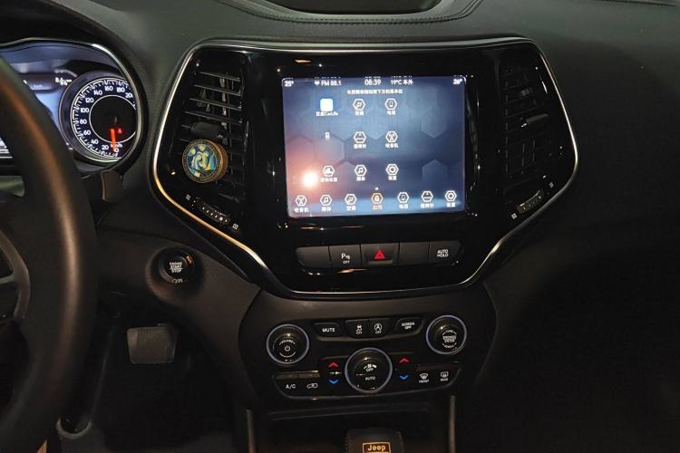 Used Jeep Cherokee 2019 2.0T Two-Wheel Drive Smart Enjoyment Version China VI Audio And AC Panel