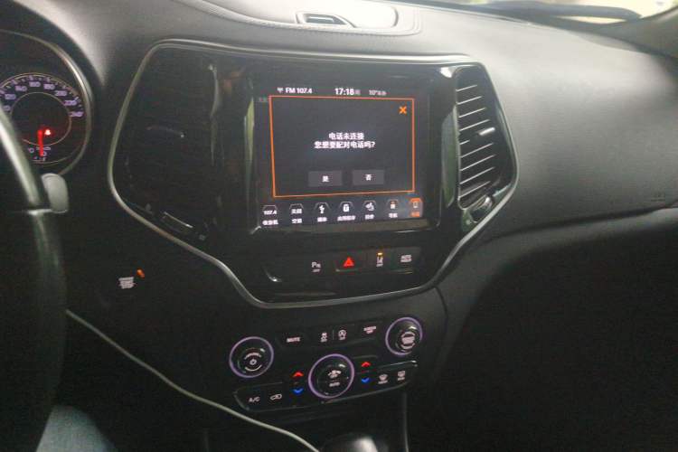 Used Jeep Cherokee 2019 2.0T Four-Wheel Drive Explorer Edition China VI Emission Standard Audio And AC Panel